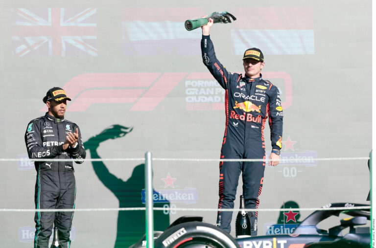 Se corona Max Verstappen en México; Checo abandona a los 18 segundos