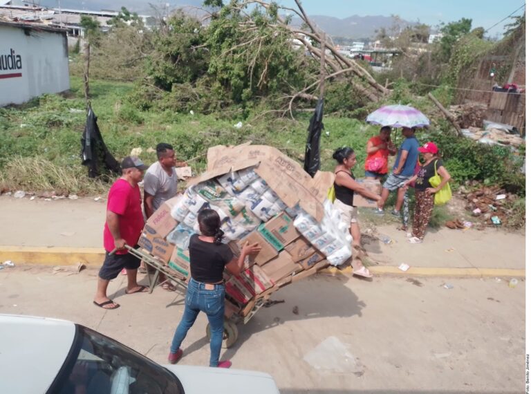 Arrecia rapiña en Acapulco; padecen por agua y gasolina