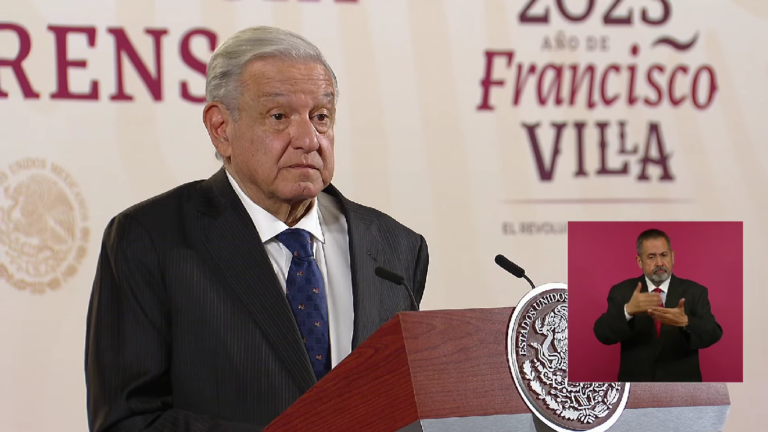 Desafía López Obrador al INE y amplía posdata contra conservadores en la mañanera