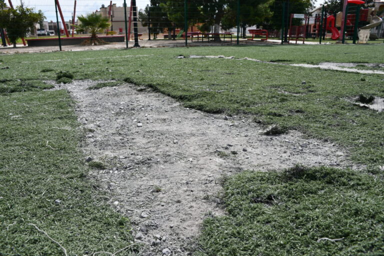 Condiciones de pasto sintético de cancha en colonia Quinta Manantiales dificulta su uso; solicitan apoyo de autoridades 