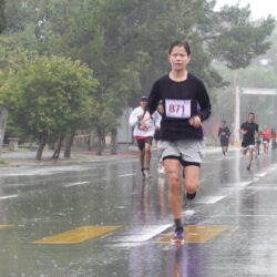 Entre lluvia y amistad, disfrutan saltillenses de la Carrera Chuy Flores 202334