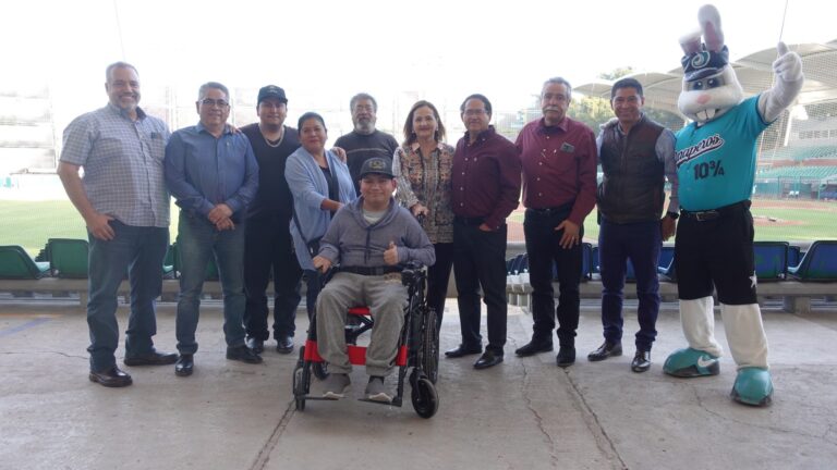 Entregan Saraperos y Club Rotario de Saltillo silla de ruedas eléctrica a joven saltillense con parálisis cerebral 