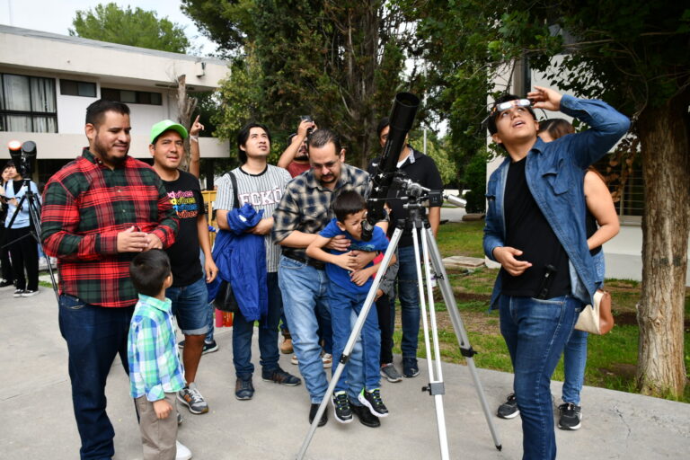 Esperan saltillenses el eclipse, pero clima no los dejó verlo