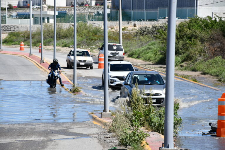 Fuga de aguas negras en vado de Ramos Arizpe representa peligro para automovilistas