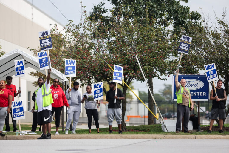 GM llega a un acuerdo tentativo con el sindicato UAW para poner fin a la huelga de trabajadores automotrices