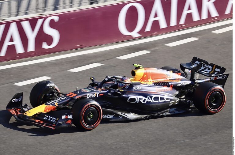 Se toca Checo con Leclerc y queda fuera