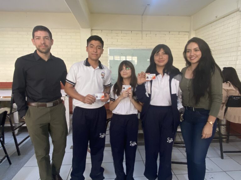 Apoyan a más de 400 estudiantes de secundaria en Ramos Arizpe a tramitar su credencial del transporte 