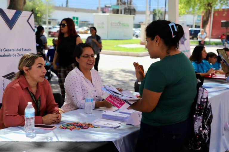 Asisten saltillenses a Feria de la Salud Mental