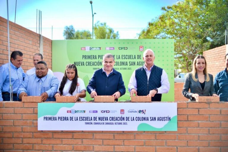 Colocan Riquelme y Román Cepeda primera piedra de la escuela de nueva creación en la colonia San Agustín, en Torreón