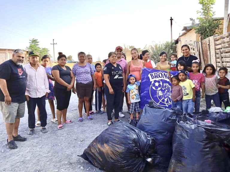 Con entrega de ropa y calzado apoyan a familias de Urbivilla