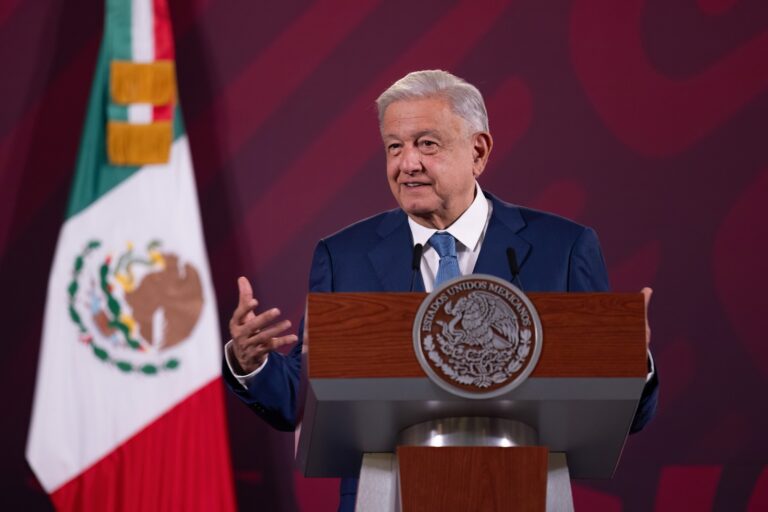 Critica AMLO a Ministro que marchó: debería darle vergüenza