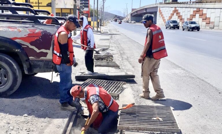 Dan mantenimiento a drenaje pluvial en el bulevar Miguel Ramos Arizpe; desazolvan rejillas y realizan limpieza