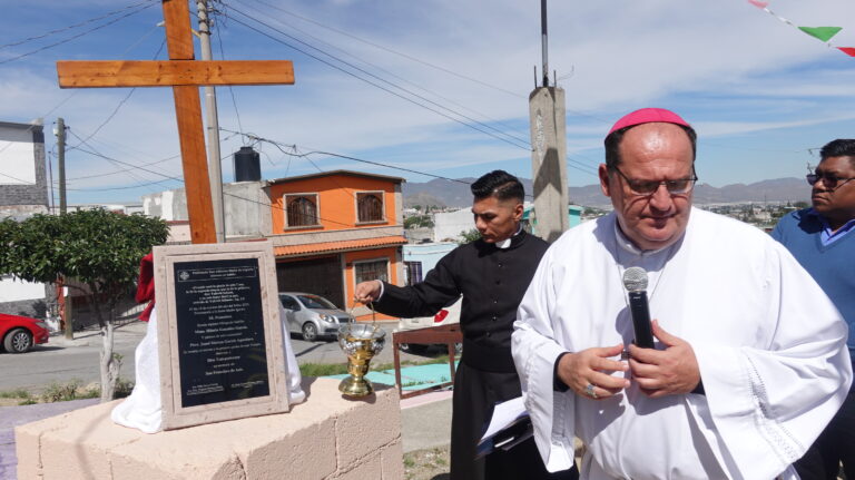 De tejaban a templo, bendice obispo Hilario primera piedra de nueva capilla en Saltillo 