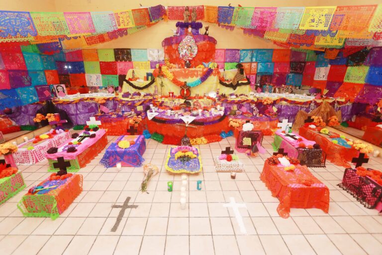 Elaboran altar de muertos comunitario en el Centro Polivalente de la UA de C “Francisco Villa”