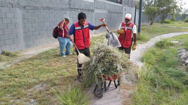 Empleados municipales de Ramos Arizpe trabajan en el mantenimiento constante de las plazas públicas