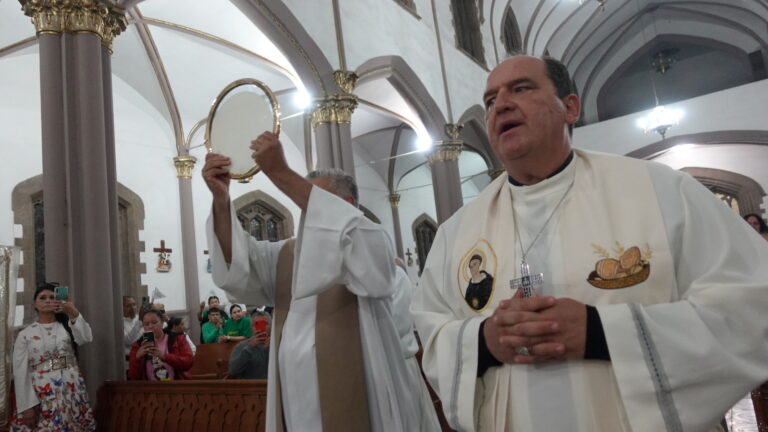 En Saltillo, realizan procesión por la paz de países en guerra y de México 