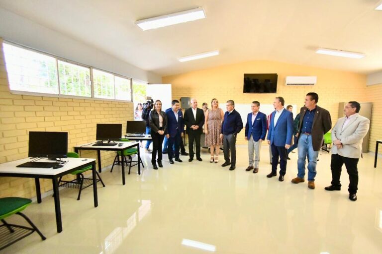 Entregan Riquelme y Román Cepeda obras de infraestructura educativa en la escuela primaria General Lucio Blanco en Torreón