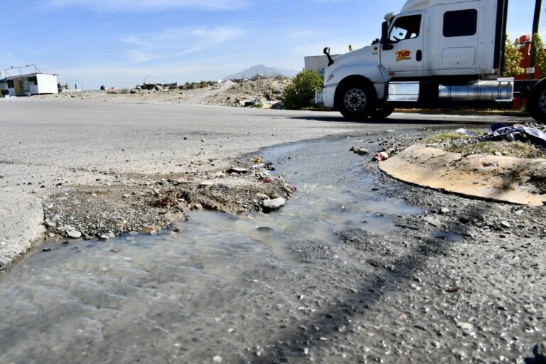 Estancamiento de aguas negras afecta a vecinos de Valle Poniente en Ramos Arizpe