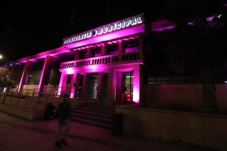 Se ilumina de rosa la Presidencia Municipal de Saltillo