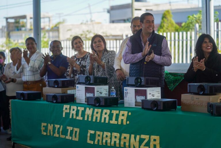 Lleva el alcalde Chema Morales apoyos a la escuela “Emilio Carranza” en Ramos Arizpe