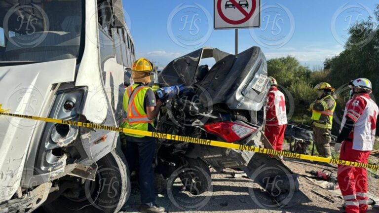 Maestra queda prensada tras accidente en la antigua a Monclova