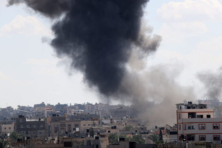 Deja bombardeo israelí sobre escuela decenas de muertos