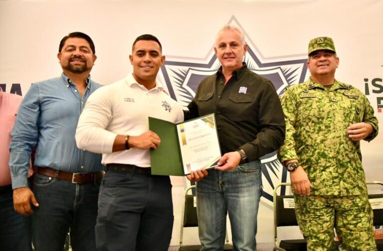 Preside Román Cepeda ceremonia de graduación de la Academia de Tránsito y Vialidad de Torreón