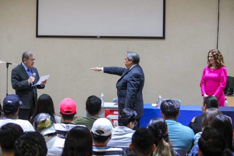 Rector de la UA de C toma protesta a directores en la Unidad Torreón