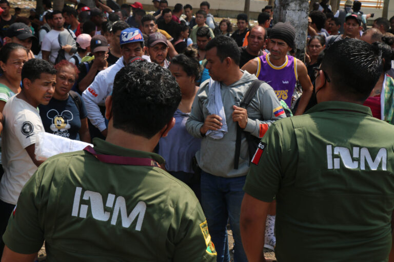 Huyen migrantes de violencia… y hallan abusos en México