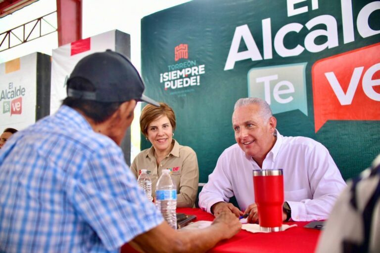 Román Cepeda preside en la colonia Nueva California en Torreón programa de Audiencias Públicas