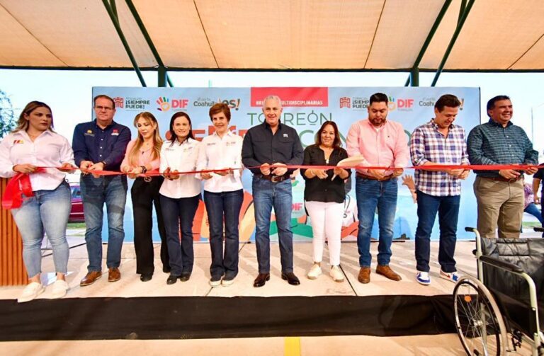 Román Cepeda inaugura techumbre y lleva brigada a la colonia Monterreal de Torreón