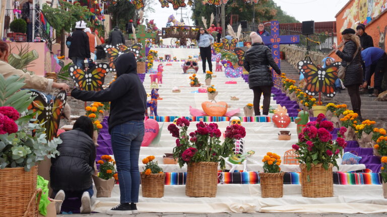 Se acercan las ánimas: continúa instalación de Altar de Muertos Monumental, se inaugura este miércoles