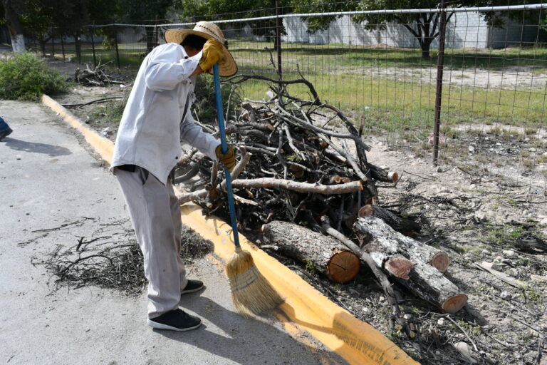 Trabajan cuadrillas en deshierbe y alcantarillas tapadas por basura en Ramos Arizpe 