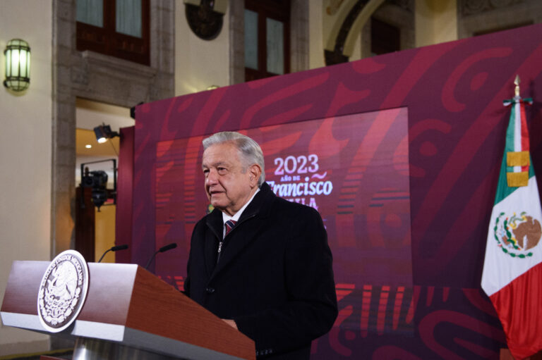 Va López Obrador contra ex fiscal de caso Ayotzinapa