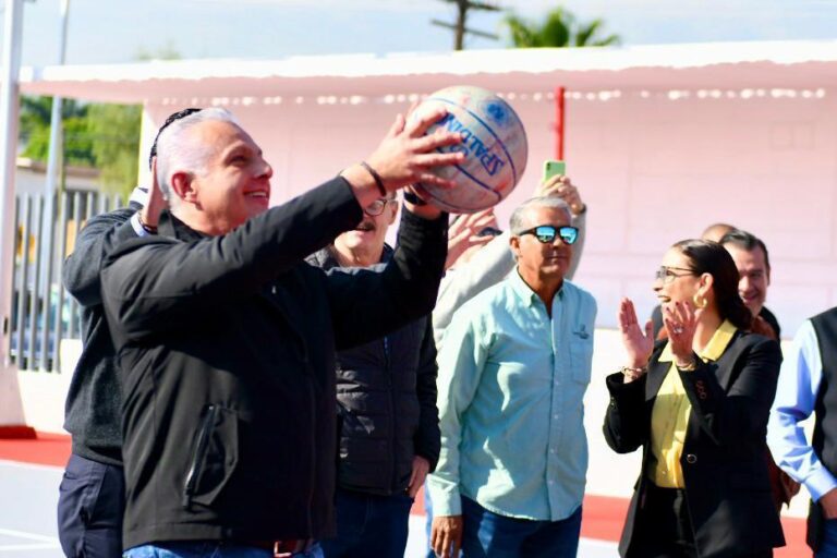 Román Alberto Cepeda González entrega tres canchas de básquetbol rehabilitadas en la Unidad Deportiva Torreón