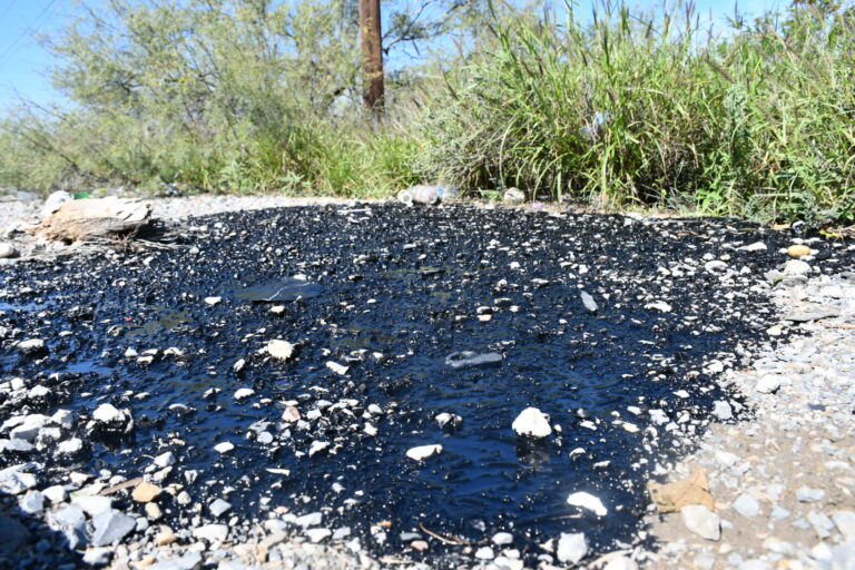 Arrojan aceite de motor en baldíos frente a Parajes de los Pinos; Autoridades en busca de responsables 