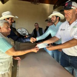 Brinda Arteaga apoyo a productores de Manzanos afectados por heladas6