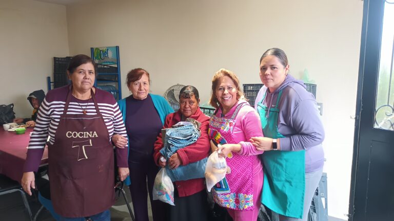 Cumplen servidores de la Parroquia de San Charbel ocho años de apoyar con alimento a familiares de pacientes hospitalizados