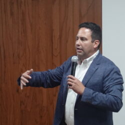 En conferencia ante estudiantes de Economía, destaca Javier Díaz González estabilidad de Coahuila 9