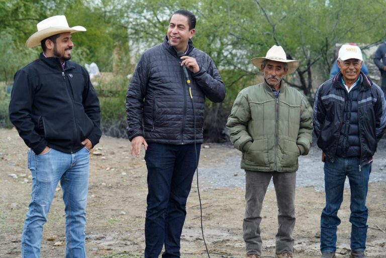 Entrega Chema Morales pozo de agua potable en el ejido Cosme