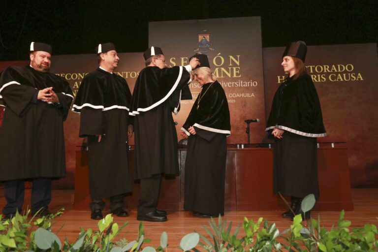 Entrega Consejo Universitario de la UAdeC Medallas y Reconocimientos a universitarios destacados