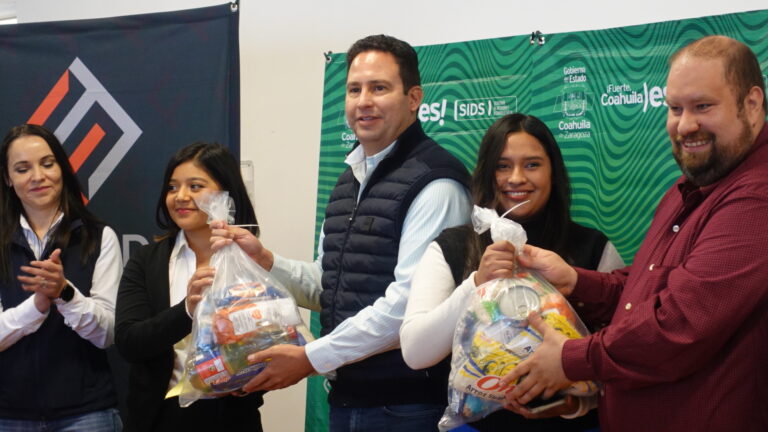 Entrega Javier Díaz González apoyos alimentarios a estudiantes foráneos de Facultad de Sistemas 