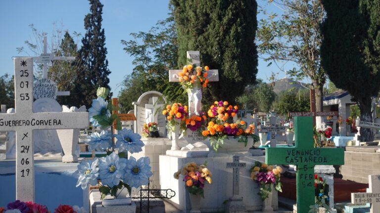 Florecen panteones de Saltillo con el Día de Muertos; familiares honran la memoria de quienes ya partieron 