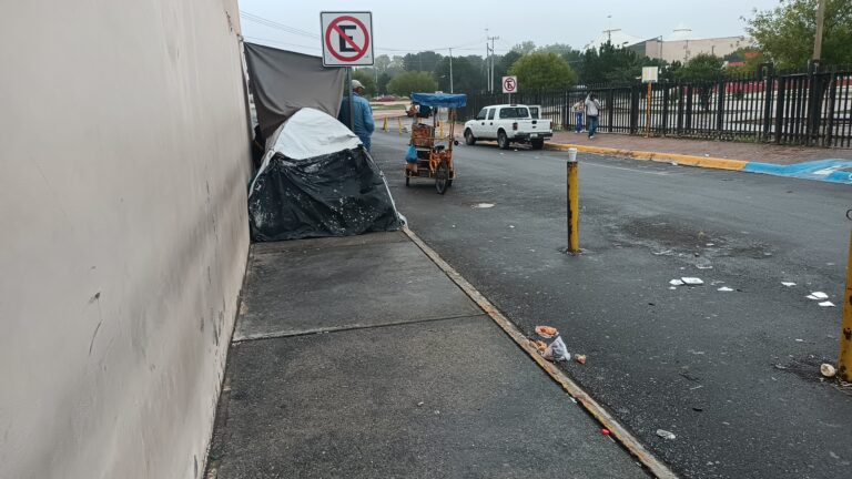 Se apropia indigente de banqueta frente al Hospital General; piden a autoridades intervenir