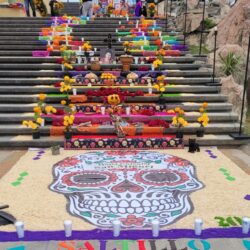 Invitan a visitar el altar de muertos monumental del Parque Las Maravillas de Saltillo2