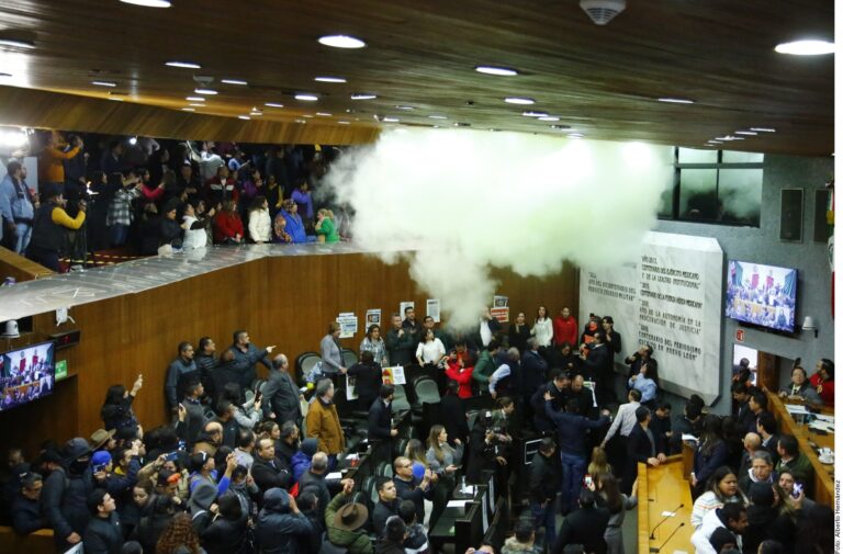 Irrumpen militantes de MC en Congreso de NL durante nombramiento de Interino