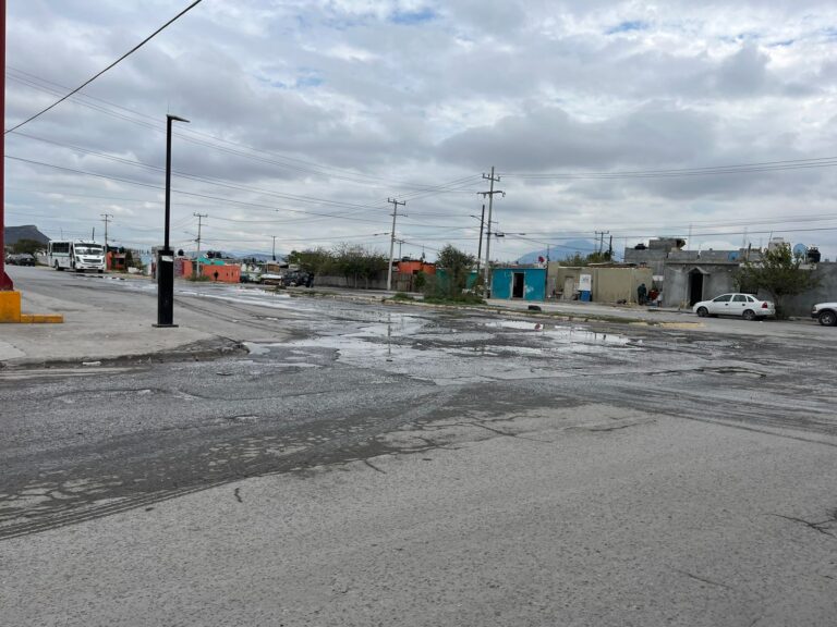 Tiradero de agua afecta carpeta asfáltica en colonia Valle Poniente; autoridades apoyarán en la reparación 