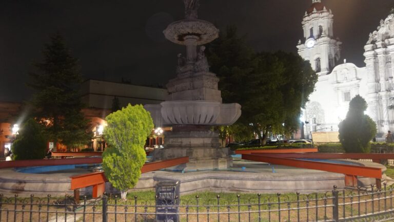 Vuelve la Navidad a Plaza de Armas de Saltillo, comienzan trabajos para instalación de pino monumental