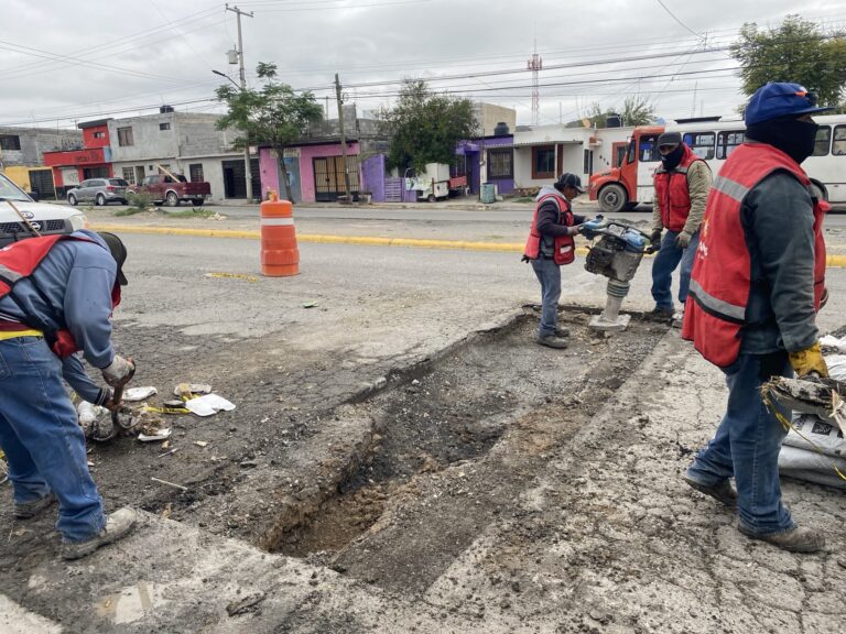 Acuden a reparar mega bache en Ramos Arizpe; autoridades atienden petición ciudadana