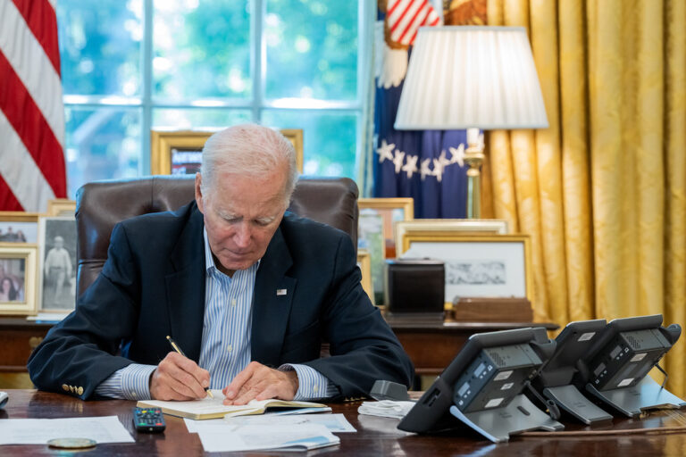 Anuncia Biden primera ley contra islamofobia en la historia